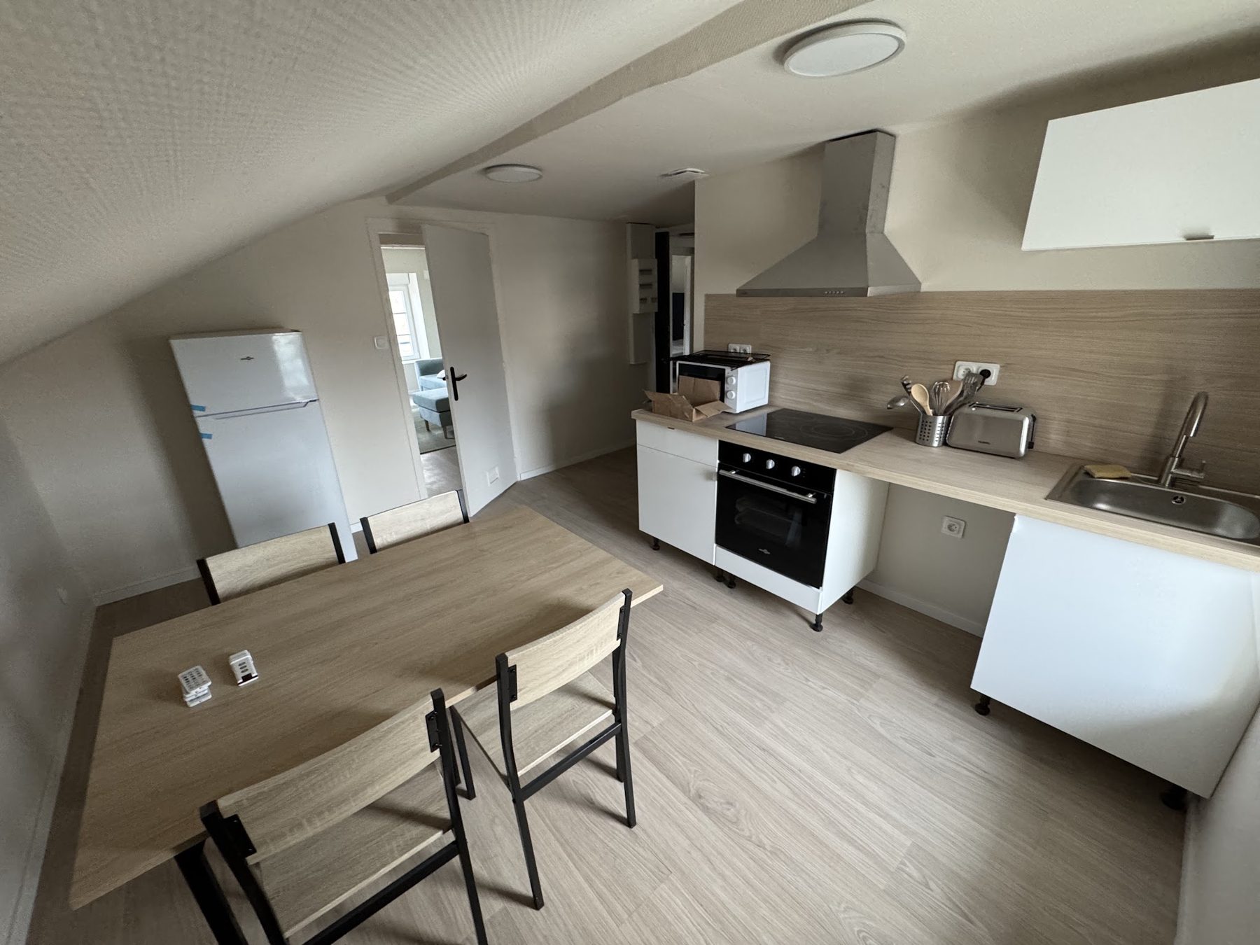 Cuisine claire avec table en bois