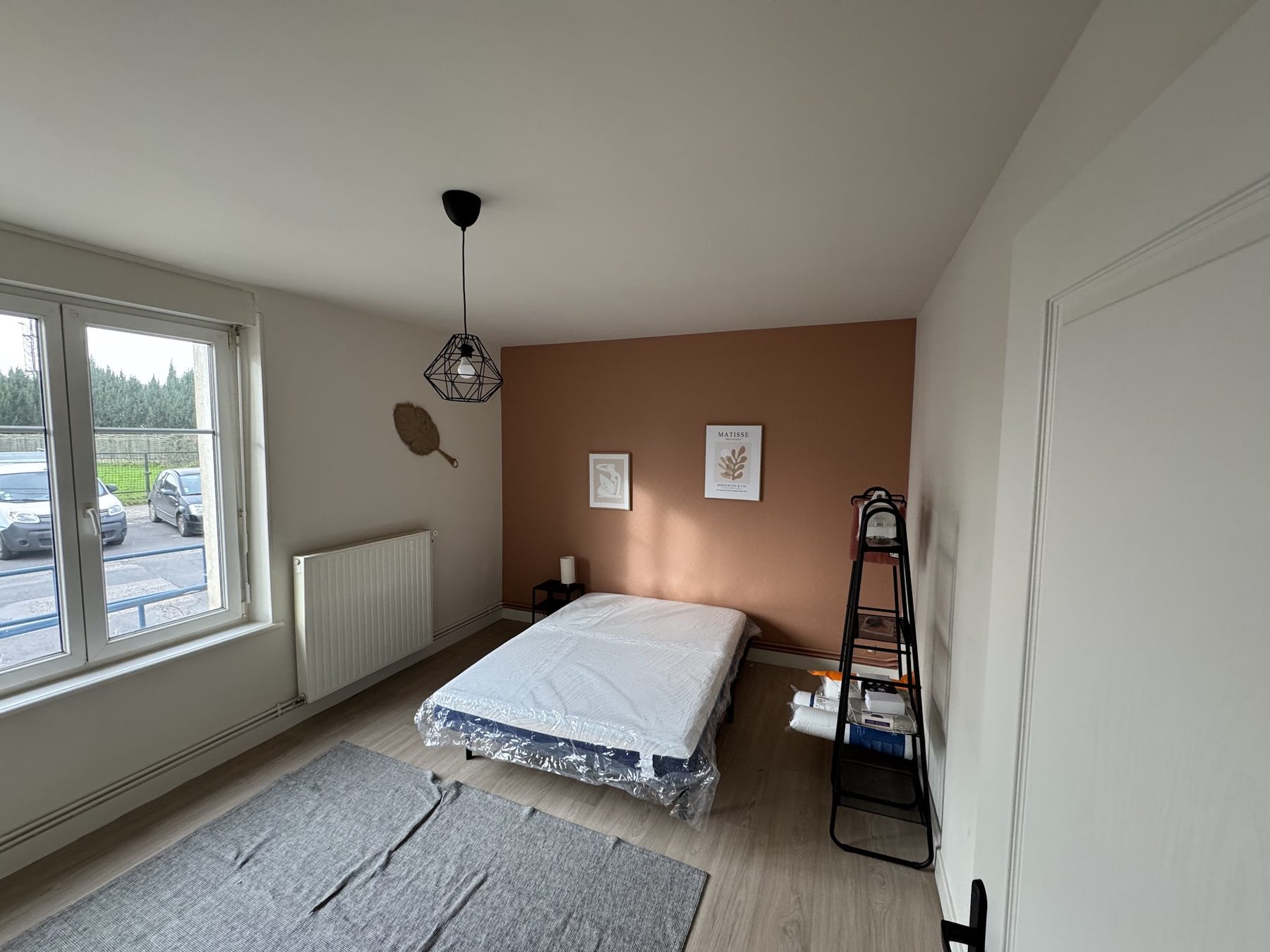 Chambre avec mur d'accent terracotta