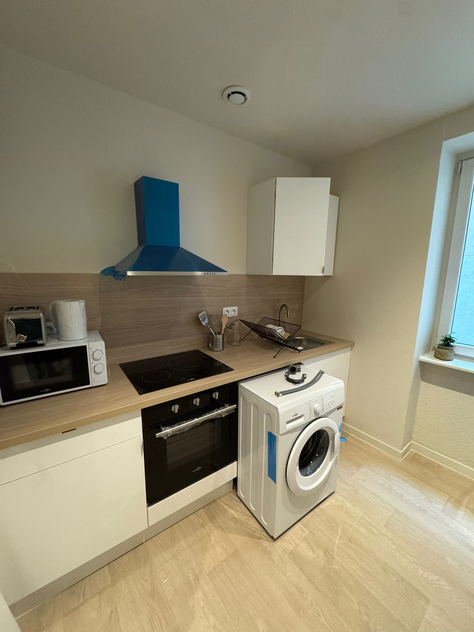 Cuisine compacte, sol clair